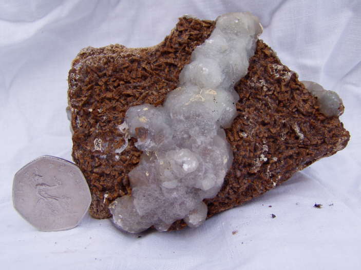 L i n e   o f   C a l c i t e   o v e r   D o l o m i t e   C r y s t a l s   
