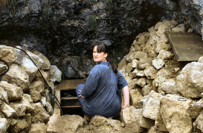 a l i   a t   t o p   o f   s h a f t   