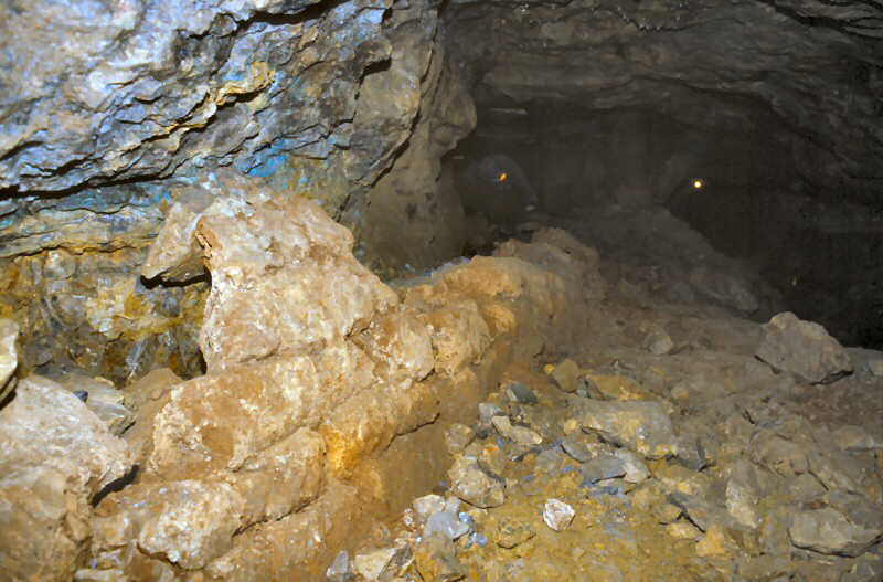 a i r   d u c t   a l o n g   s i d e   o f   p a s s a g e   