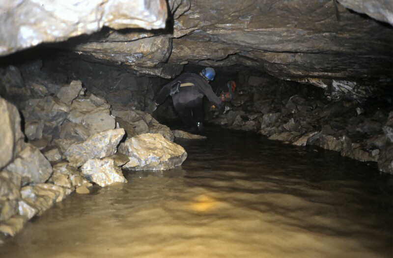 s i d e   p a s s a g e   o f f   m a i n   a d i t   